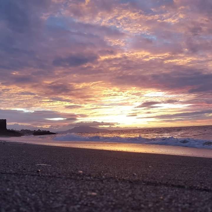 Coucher de soleil sur la plage Colonel Abbas à Douaouda