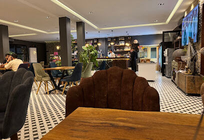 Q house restaurant cafeteria