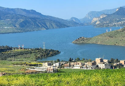 Vue sur le barrage de Beni Haroun